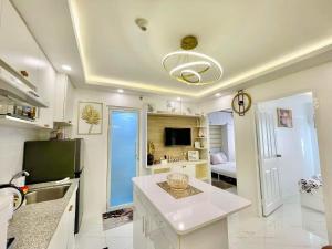 2BR Condo with Free Pool Access and Wifi的电视和/或娱乐中心