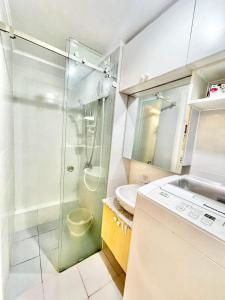 达沃市2BR Condo with Free Pool Access and Wifi的带淋浴和水槽的浴室