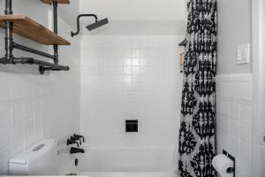 une salle de bain avec toilettes et rideau de douche dans l'établissement Play and Stay Dallas Home with Gym Gameroom and WiFi, à Dallas 89 autres photos