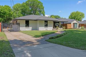 une maison avec une allée devant dans l'établissement Play and Stay Dallas Home with Gym Gameroom and WiFi, à Dallas