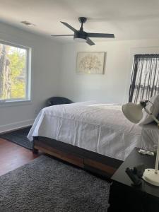 Giường trong phòng chung tại Top Floor - Atlanta Beltline Adjacent Apartment