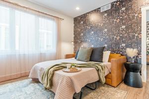 Postel nebo postele na pokoji v ubytování Stone Flora 2BR Condo Near Downtown and Bay