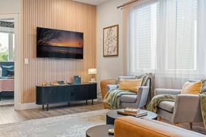 Posezení v ubytování Stone Flora 2BR Condo Near Downtown and Bay