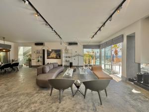 una sala de estar con un sofá y una mesa en Shatt El Reewa Villa, en Fad‘ūs