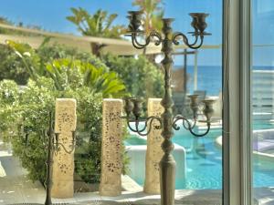 una farola delante de una ventana en Shatt El Reewa Villa, en Fad‘ūs