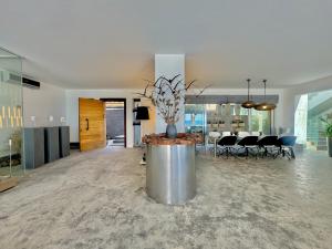 una sala de estar con una mesa con una planta. en Shatt El Reewa Villa, en Fad‘ūs