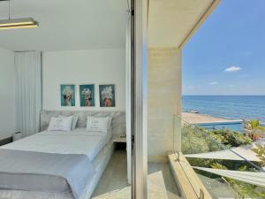 Una habitación con cama y vistas al océano. en Shatt El Reewa Villa, en Fad‘ūs 70 fotos más