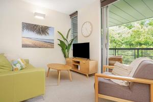 Televiisor ja/või meelelahutuskeskus majutusasutuses Treetop Luxury Beautiful Peppers Resort