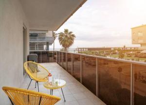a balcony with a table and chairs and a view of the ocean at Oceanomare Beach Home in Bari