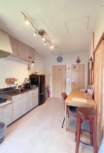 cocina con mesa de madera y comedor en 民泊宿 i s e s h i m a 伊勢内宮前203, en Ise