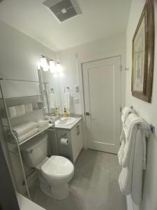 Koupelna v ubytování 2 Bedrooms-Serene Stay + 18 fotografií