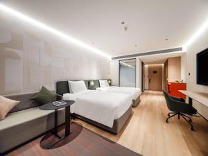 上海EVEN Hotel 上海金桥逸衡酒店的有两张床和一张沙发的酒店房间