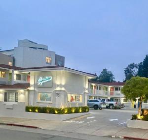 伯克利Signature Inn Berkeley的停车场内有快餐店的大楼