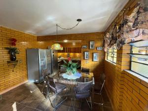 ペトロポリスにあるMansão B@rdô Espaço Gourmet Piscina Petrópolis RJのテーブルと椅子のあるダイニングルーム