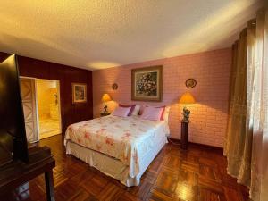 ペトロポリスにあるMansão B@rdô Espaço Gourmet Piscina Petrópolis RJのベッドとテレビのある寝室 +34枚の写真