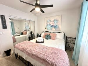 a bedroom with a large bed with a pink blanket at Lake View, Themed Rooms, King Beds, Fire Pit in Lake Havasu City +51 photos