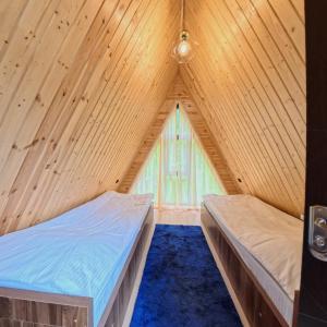 Een bed of bedden in een kamer bij A-frame Wonder