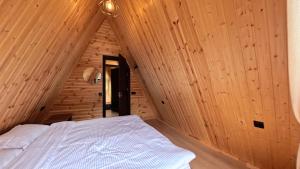 Een bed of bedden in een kamer bij A-frame Wonder