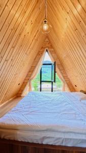 Een bed of bedden in een kamer bij A-frame Wonder
