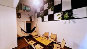 Cette chambre comprend une table, des chaises et un hamac. dans l'établissement HM DREAM BBQ KTV Pool Double Storey up to 16 paxs Rumbia, à Johor Bahru