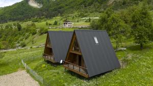 een uitzicht over een klein huisje op een heuvel bij A-frame Wonder in Mestia