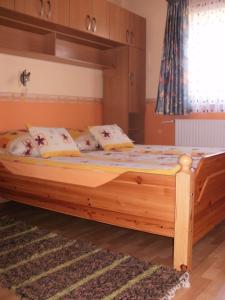 Posteľ alebo postele v izbe v ubytovaní Bodzavirág Apartman