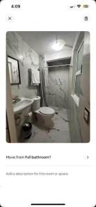 a bathroom with a toilet and a sink at Departamento 21 Metepec in Cedro