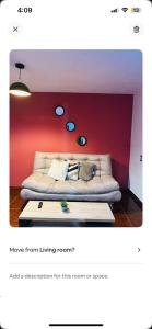 a living room with a couch and a red wall at Departamento 21 Metepec in Cedro