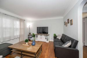 Μια τηλεόραση ή/και κέντρο ψυχαγωγίας στο Kenwood Keys 1 - Cozy Stay for 6