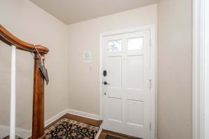 シンシナティにあるKenwood Keys 2 - Stay for 6の白い扉と敷物の廊下