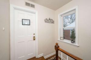 シンシナティにあるKenwood Keys 2 - Stay for 6の窓付きの廊下の白いドア +23枚の写真