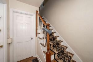 シンシナティにあるKenwood Keys 2 - Stay for 6の白いドアのある階段のある廊下