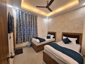 Postel nebo postele na pokoji v ubytování Hotel Yogita Inn + 13 fotografií