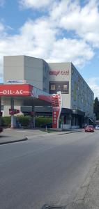 ein Gebäude mit einem davor geparkten Auto in der Unterkunft Apartman M in Mostar