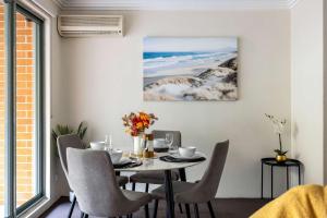 Un comedor con mesa y sillas en Free Parking on Bunn, 5 mins to The Star & Darling, en Sídney