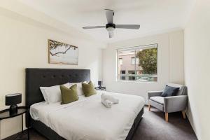 Un dormitorio con una cama, una silla y una ventana en Free Parking on Bunn, 5 mins to The Star & Darling, en Sídney 15 fotos más