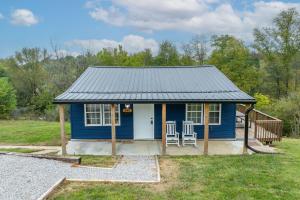 ein blaues winziges Haus mit zwei Stühlen im Hof in der Unterkunft The Ark Encounter Getaway in Williamstown