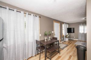 ein Esszimmer mit Tisch und Fernseher in der Unterkunft The Ark Encounter Getaway in Williamstown + 7 Fotos