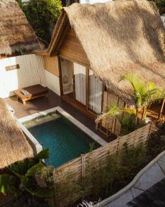 Una vista aérea de un complejo turístico con piscina. en Coral Drift Resort & Villas Gili Air, en Gili Air