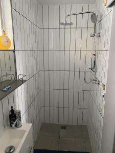 un baño con ducha y lavabo en The Lakehouse Lochsport, en Lock Sport