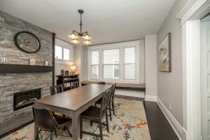 ein Esszimmer mit Tisch und Kamin in der Unterkunft The Restful Roost w Hot Tub in Columbus