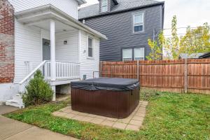 ein Haus mit einem Mülleimer im Hof in der Unterkunft The Restful Roost w Hot Tub in Columbus
