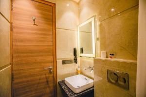 Koupelna v ubytování Hotel Grand IBY Embassy Drop