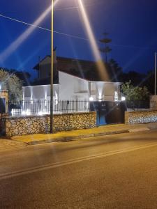 雷夫卡达镇SmallHouseLefkada ΘΕΜΑ的街道边有灯的建筑物