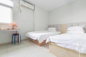a hospital room with two beds and a window at Bestay Hotel Express Nanjing Xinjiekou in Nanjing +163 photos