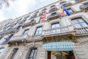 fasada budynku z flagami w obiekcie Hotel Medinaceli w Barcelonie