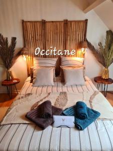 une chambre avec un lit avec deux serviettes dessus dans l'établissement Les Epinettes chambres d'hôtes, à Crèvecoeur-le-Grand