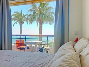Łóżko lub łóżka w pokoju w obiekcie Santa Clara cozy Sea view Studio