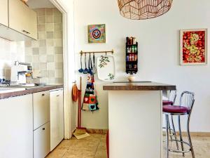 kuchnia z blatem i stołkami w obiekcie Santa Clara cozy Sea view Studio w mieście Torremolinos