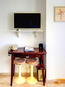 Telewizja i/lub zestaw kina domowego w obiekcie Santa Clara cozy Sea view Studio